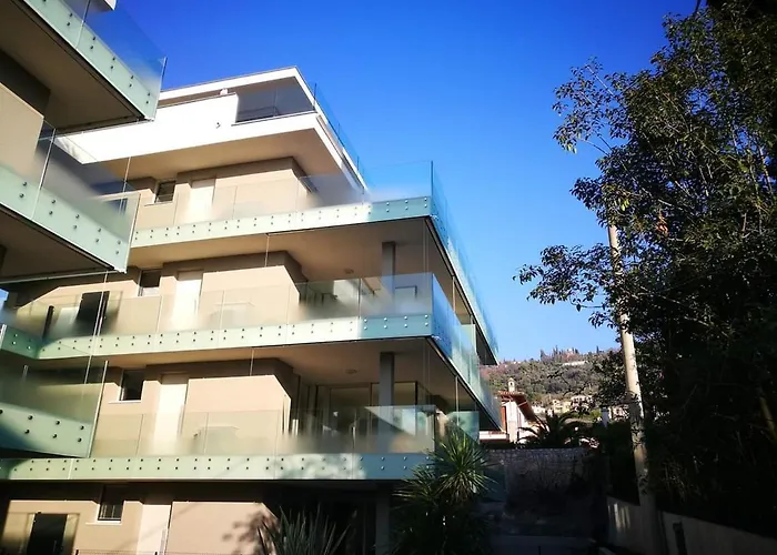 Laura - * Torri Del Benaco